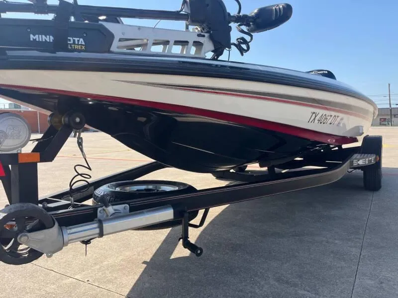 Slide: The Image of 2016 Skeeter ZX 250 boat on trailer, side view. - 8