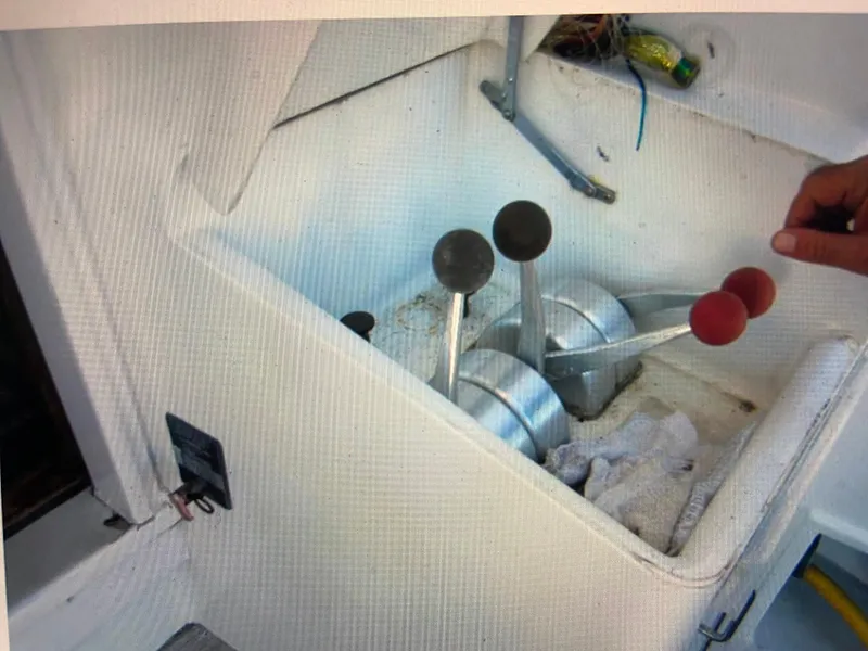 Slide: The Image of Control levers on 1988 Ocean Yachts 55 Super Sport boat. - 40