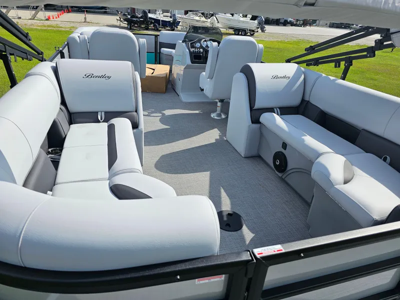 Slide: The Image of 2025 Bentley Legacy 243 Navigator Tritoon (Sport 3) - 10