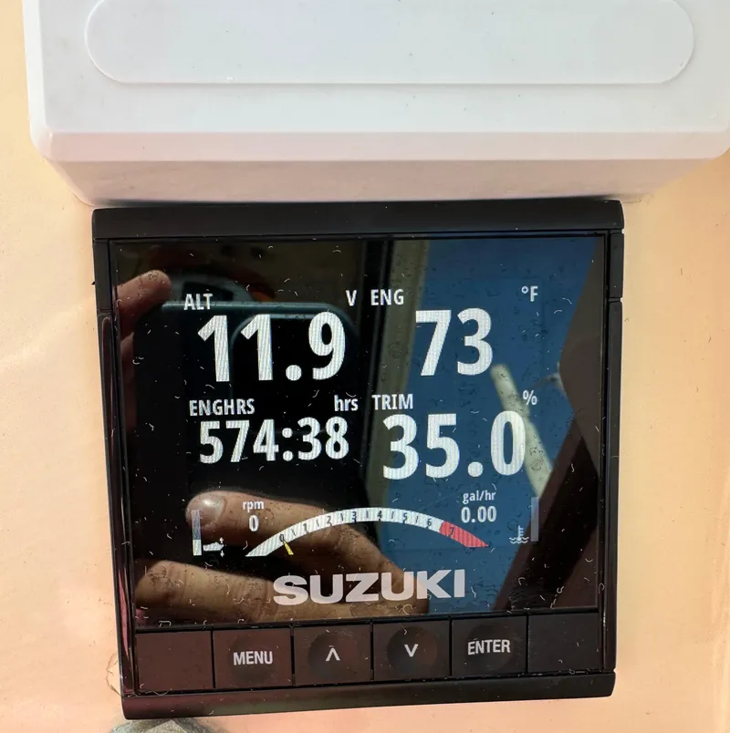 Slide: The Image of Suzuki engine display on a 2004 Parker 2520 Deep Vee Sport Cabin boat. - 16