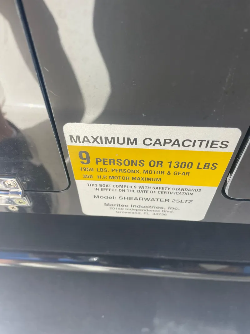 Slide: The Image of Capacity label on 2011 ShearWater 25LTZ boat: 9 persons or 1300 lbs. - 9