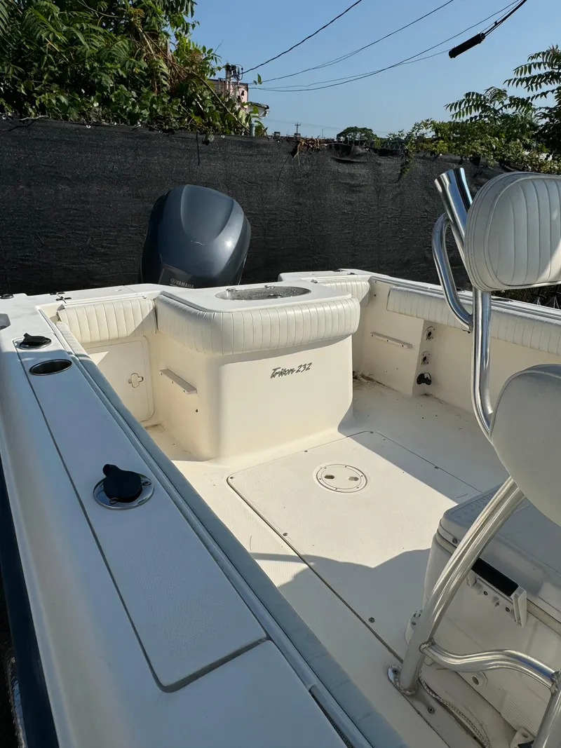 Slide: The Image of 2005 Sea Hunt Triton 232 boat interior with seating and console. - 12