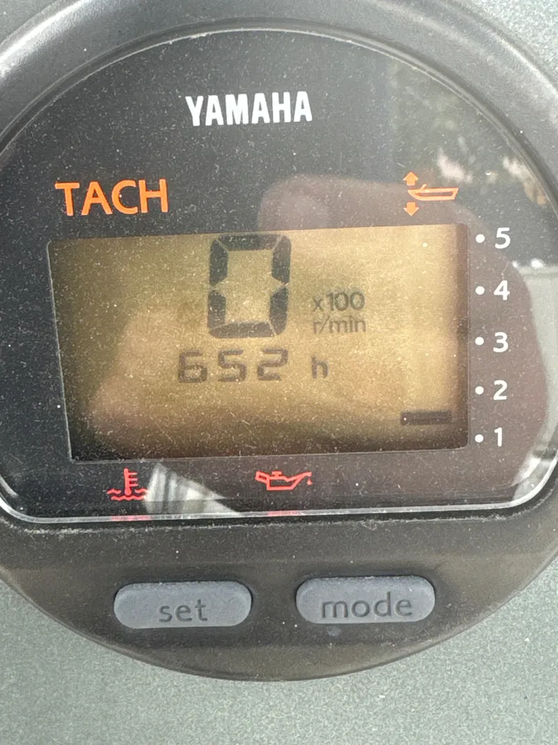 Slide: The Image of Yamaha tachometer displaying 652 hours on a 2005 Sea Hunt Triton 232 boat. - 16
