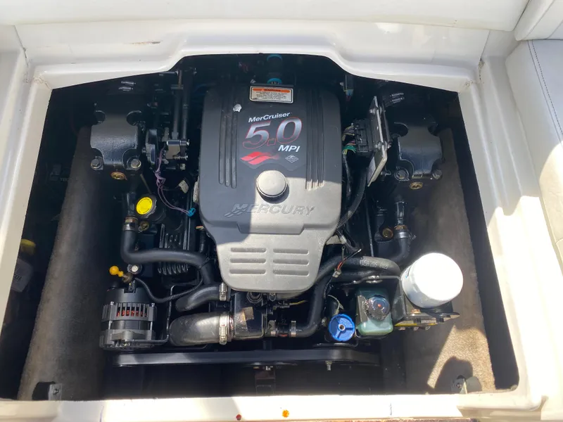 Slide: The Image of 2007 Stingray 22 DR boat engine, MerCruiser 5.0 MPI, in open compartment. - 12