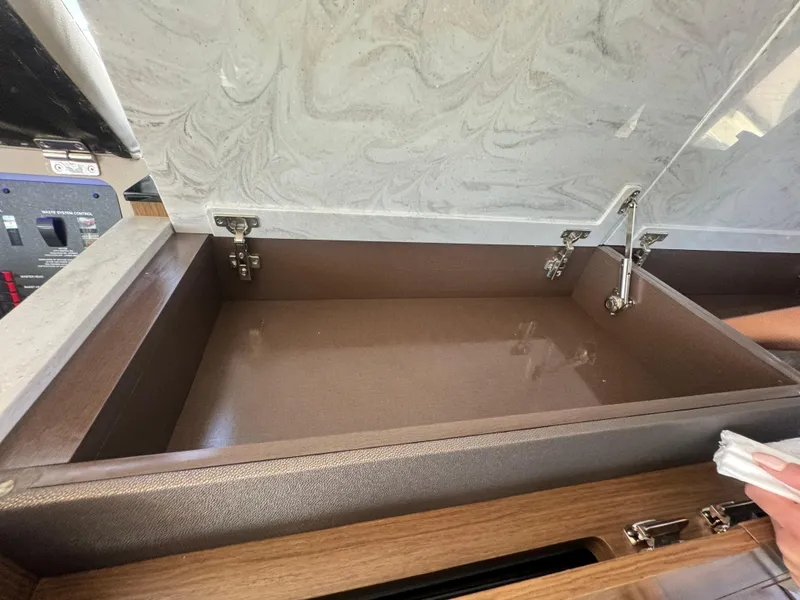 Slide: The Image of Sea Ray Sundancer 2017 - 50