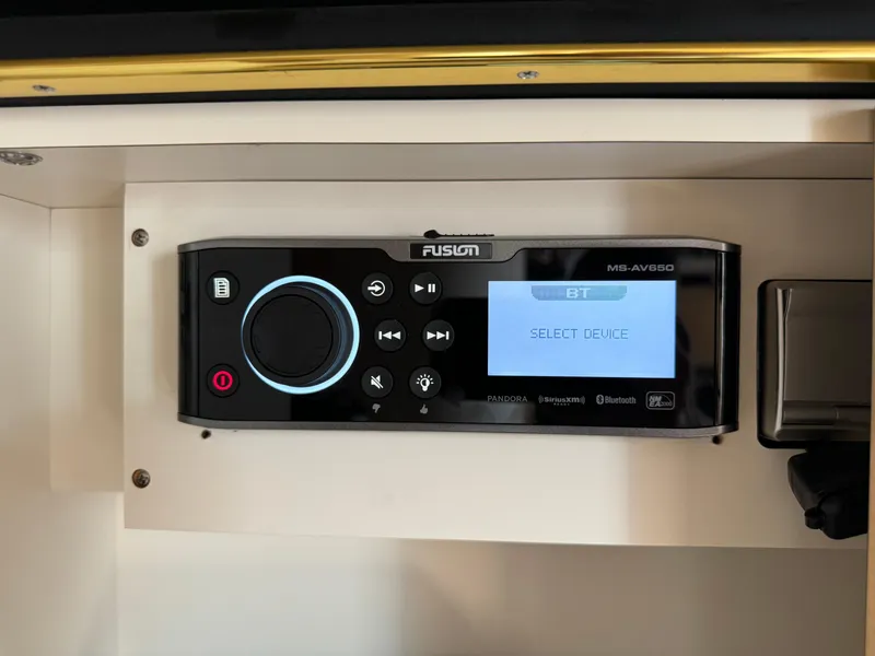 Slide: The Image of Fusion MS-AV650 stereo system on 2001 Sea Ray 380 Sundancer yacht. - 22