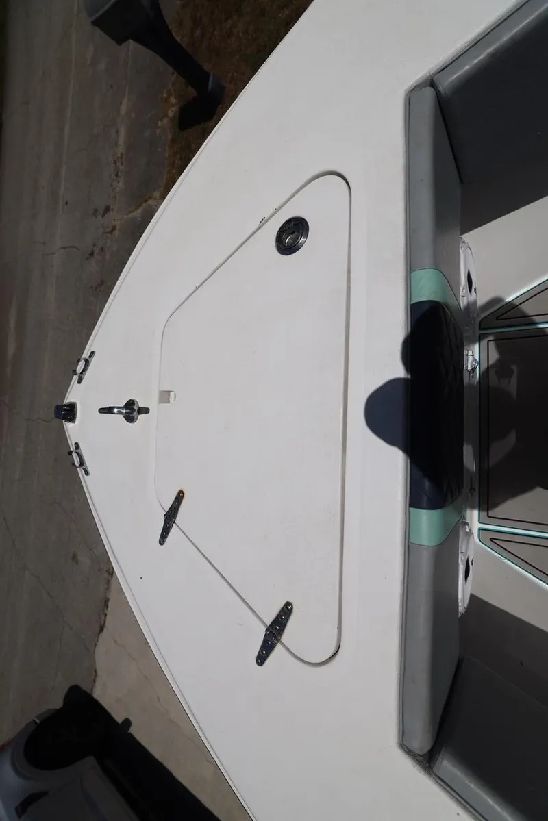 Slide: The Image of 2001 Contender 27 Open boat deck, top view. - 17