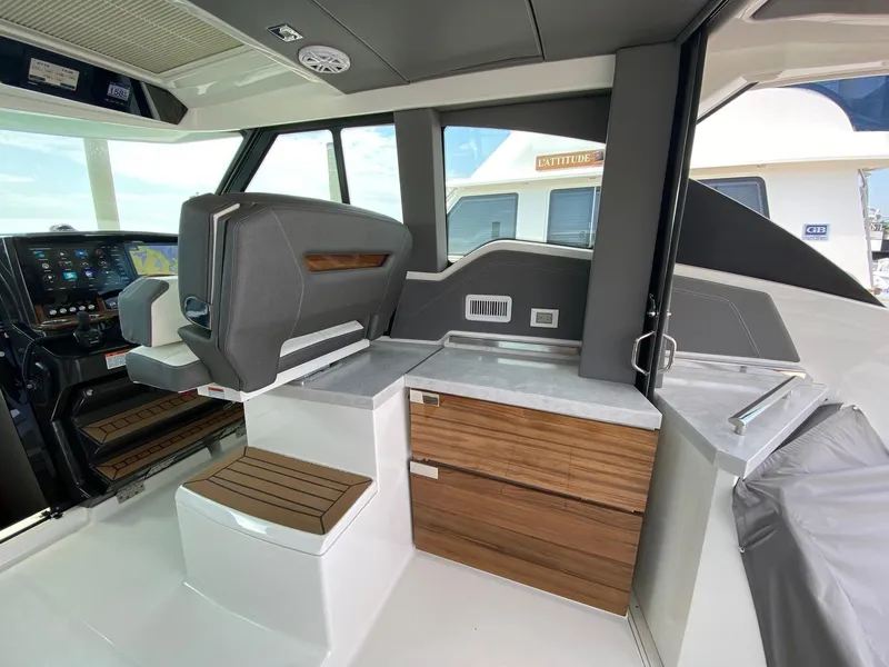 Slide: The Image of Tiara 43 LE 2021 - 14