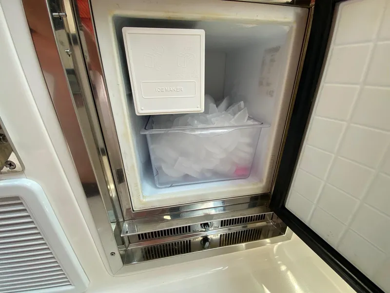 Slide: The Image of Tiara 43 LE 2021 - 32