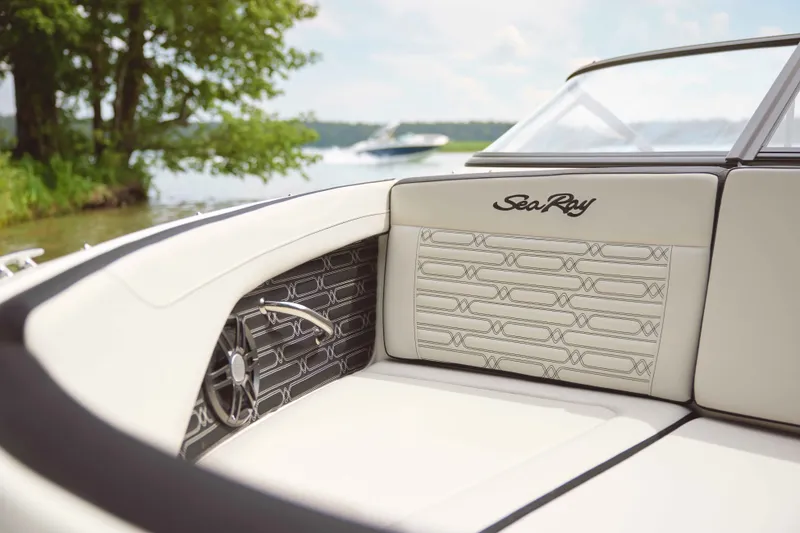 Slide: The Image of Sea Ray 190SPO 2025 - 4