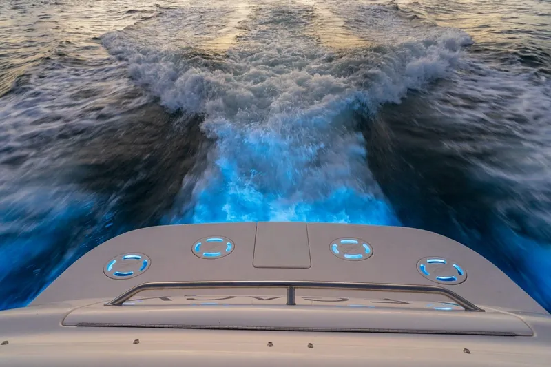 Slide: The Image of Sea Ray 460 Sundancer 2002 cruising, leaving illuminated blue wake on the water. - 7