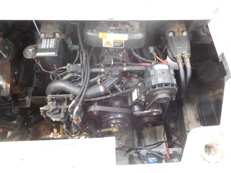 Slide: The Image of Engine compartment of a 2001 Four Winns 298 Vista boat. - 34