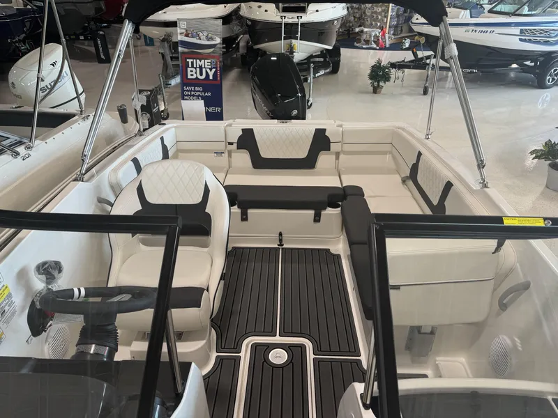 Slide: The Image of Bayliner VR4 2024 - 7