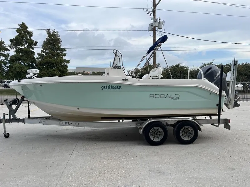 Slide: The Image of Robalo R200 Center Console 2016 - 10