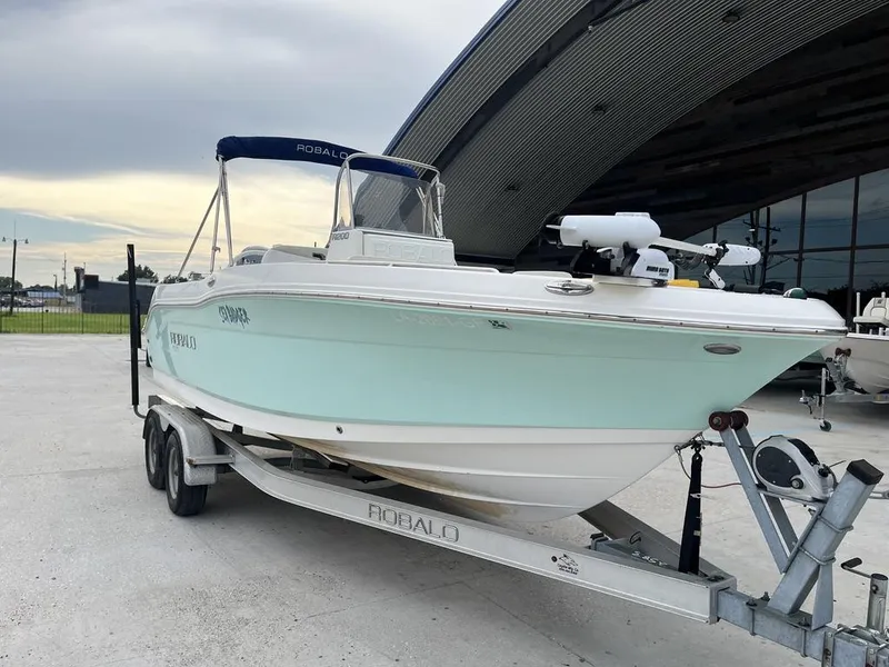 Slide: The Image of Robalo R200 Center Console 2016 - 3