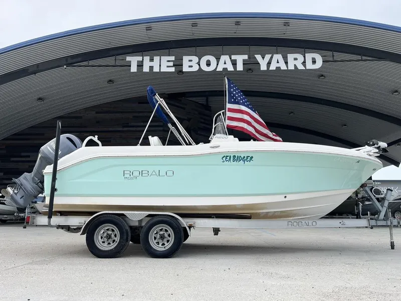 Slide: The Image of Robalo R200 Center Console 2016 - 4