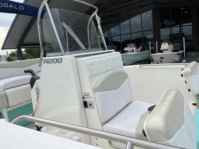 Slide: The Image of Robalo R200 Center Console 2016 - 8