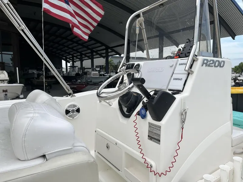 Slide: The Image of Robalo R200 Center Console 2016 - 9