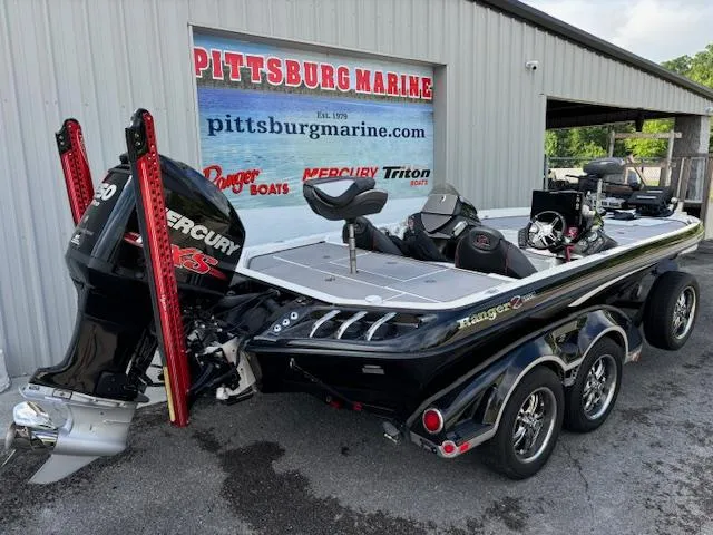 Slide: The Image of 2016 Ranger Z520C bass boat at Pittsburg Marine dealership. - 13