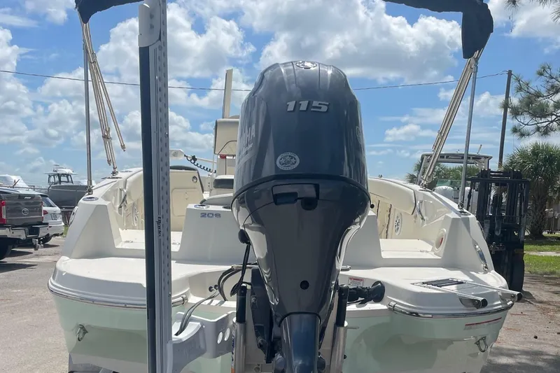Slide: The Image of Stingray 206 CC 2020 boat with 115 HP outboard motor, rear view. - 3