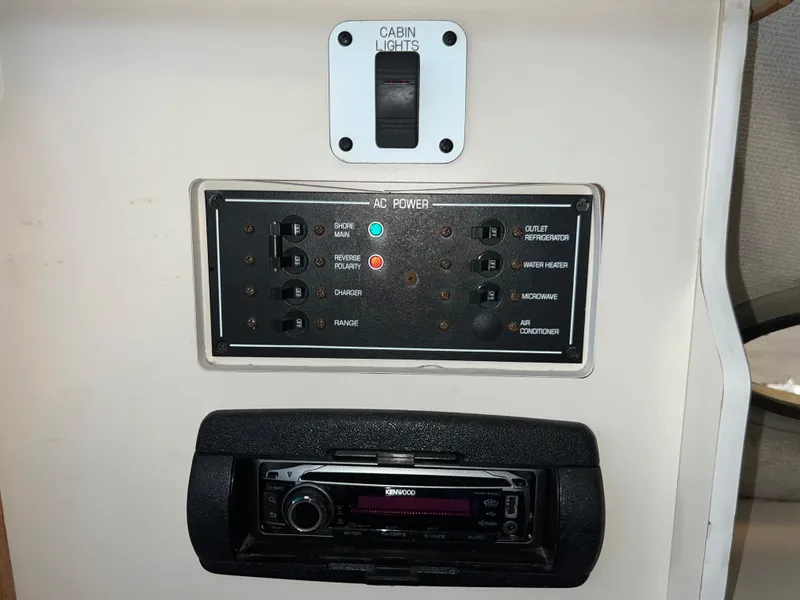 Slide: The Image of Control panel and stereo system on a 1997 Four Winns 258 Vista boat. - 30