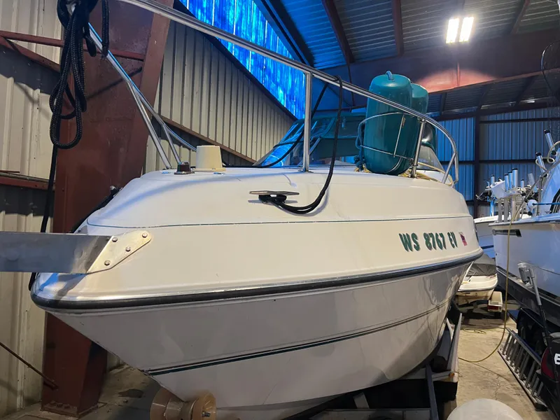 Slide: The Image of 1997 Four Winns 258 Vista boat in indoor storage. - 7