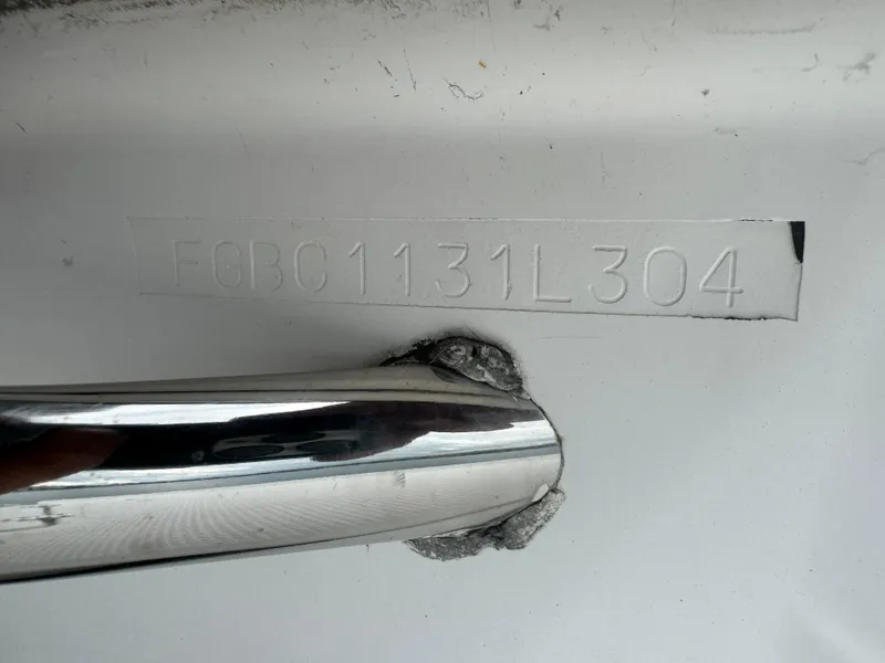 Slide: The Image of 2004 Chaparral Signature 260 hull identification number FGBC1131L304 - 19