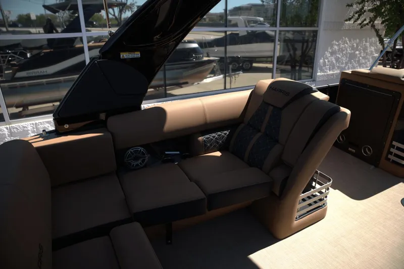 Slide: The Image of Harris 230 Grand Mariner 2025 - 18