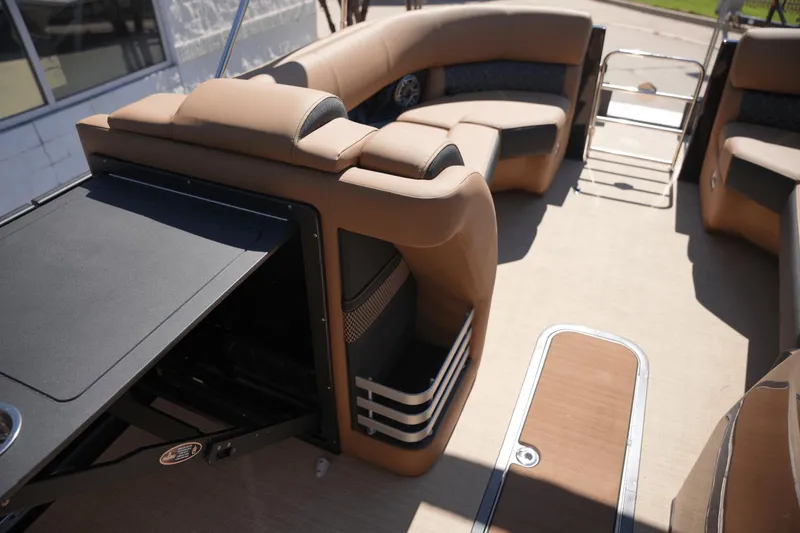 Slide: The Image of Harris 230 Grand Mariner 2025 - 23