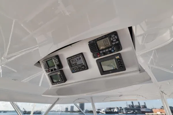 Slide: The Image of 54' Hatteras GT54 - Electronic equipment  - 22