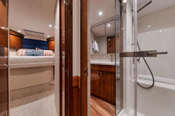 Slide: The Image of 54' Hatteras GT54 - Head - 33