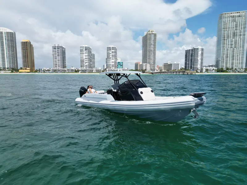 The Image of 2025 Ranieri CAYMAN 38.0 EXECUTIVE boat cruising near a city skyline. - 0