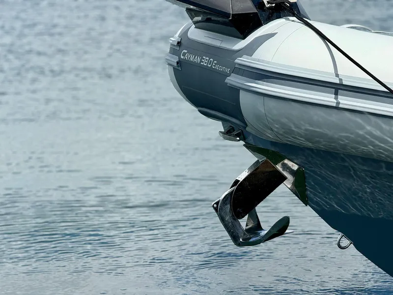 Slide: The Image of Close-up of Ranieri CAYMAN 38.0 EXECUTIVE 2025 boat anchor in water. - 20