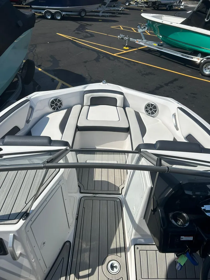 Slide: The Image of 2021 Yamaha Boats 195S bow seating area with gray and white upholstery. - 4