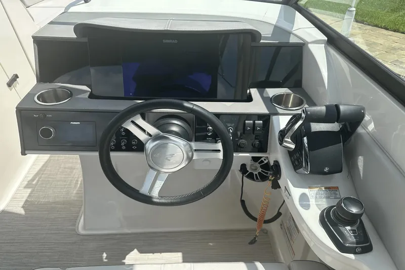 Slide: The Image of Sea Ray 290 SDX OB 2023 - 7