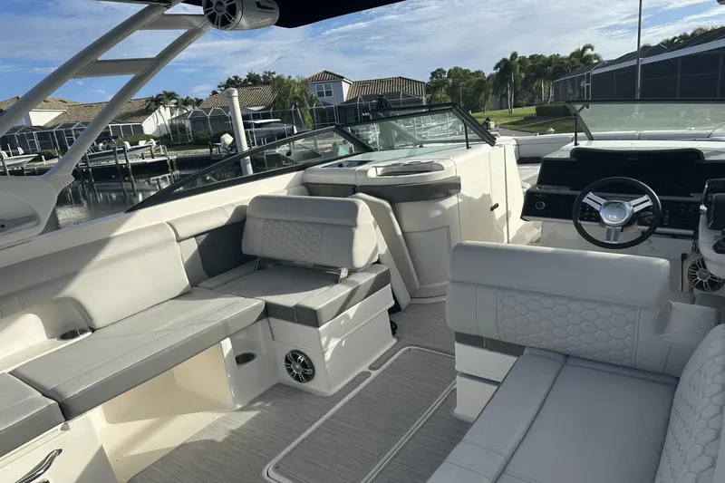 Slide: The Image of Sea Ray 290 SDX OB 2023 - 9