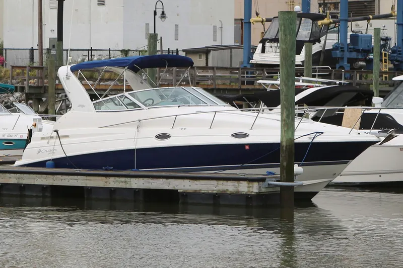 The Image of 2005 Cruisers Yachts 280 CXi Express docked at a marina. - 0