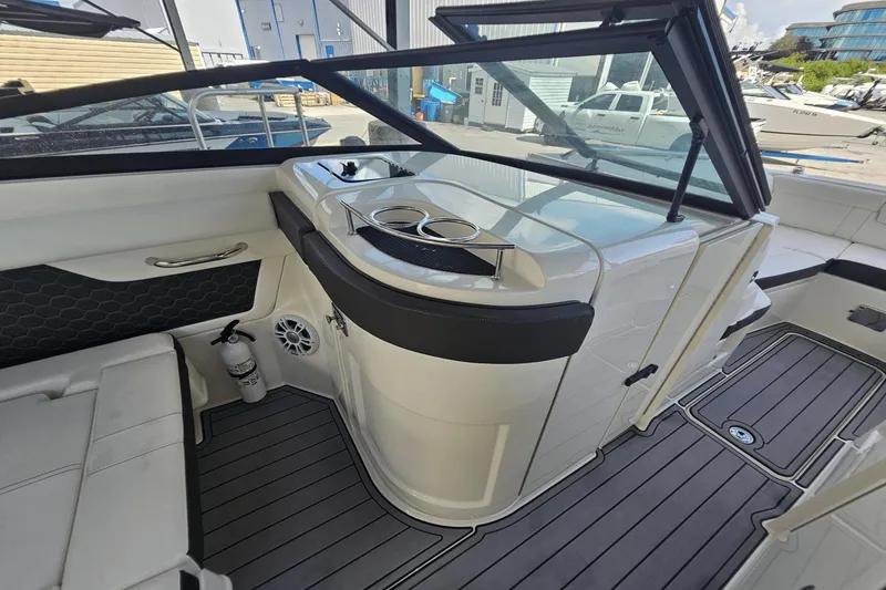 Slide: The Image of Sea Ray 270SDX-OB 2021 - 16