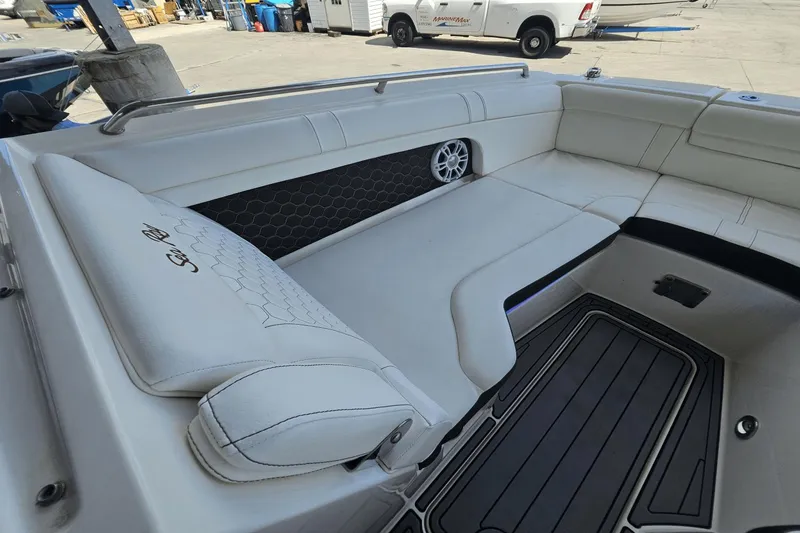 Slide: The Image of Sea Ray 270SDX-OB 2021 - 19