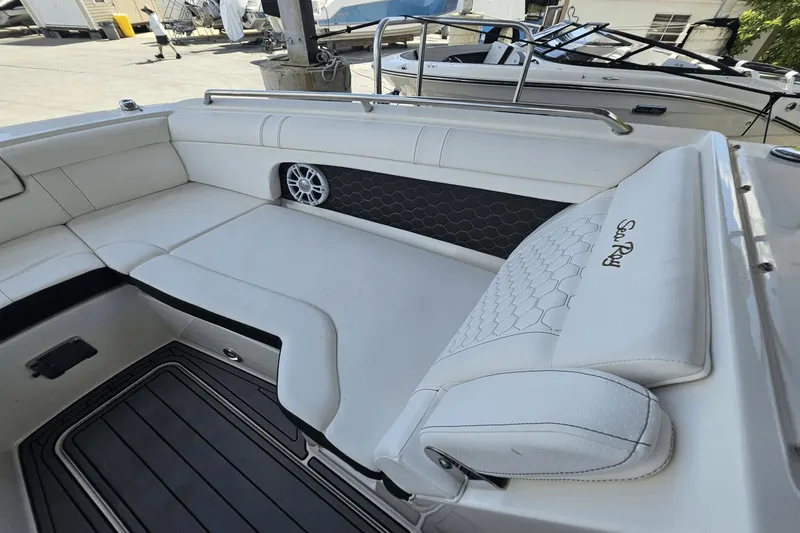 Slide: The Image of Sea Ray 270SDX-OB 2021 - 20