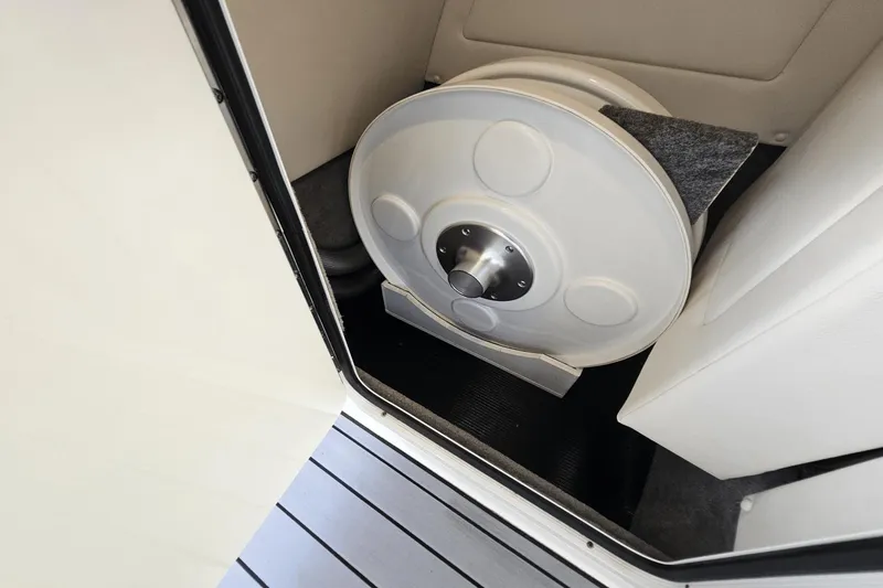 Slide: The Image of Sea Ray 270SDX-OB 2021 - 21