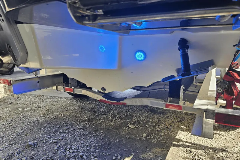 Slide: The Image of Sea Ray 270SDX-OB 2021 - 24