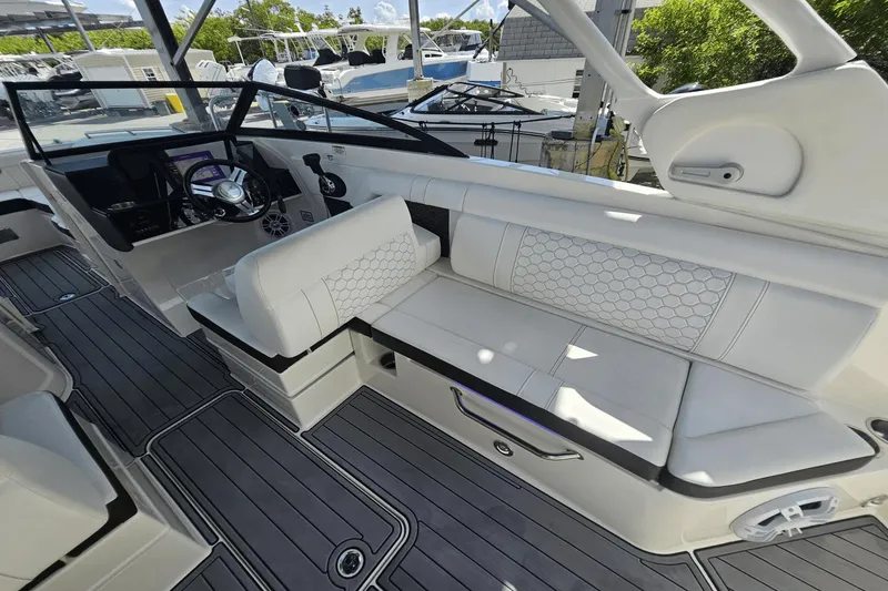 Slide: The Image of Sea Ray 270SDX-OB 2021 - 8