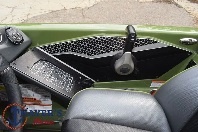 Slide: The Image of Skeeter FXR20 Apex 2022 - 42