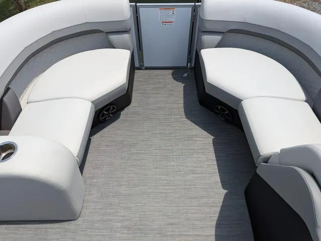 Slide: The Image of Lowe SS 190 2024 - 12