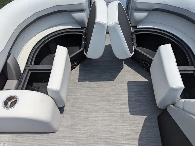 Slide: The Image of Lowe SS 190 2024 - 13