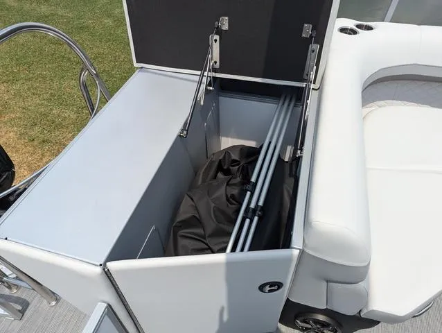 Slide: The Image of Lowe SS 190 2024 - 7