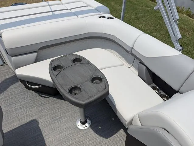 Slide: The Image of Lowe SS 190 2024 - 8