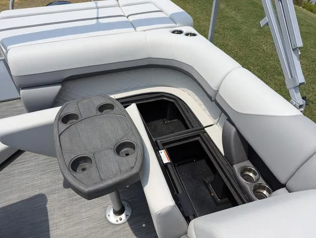 Slide: The Image of Lowe SS 190 2024 - 9