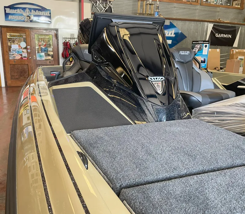 Slide: The Image of Skeeter FXR20 Apex 2025 - 13